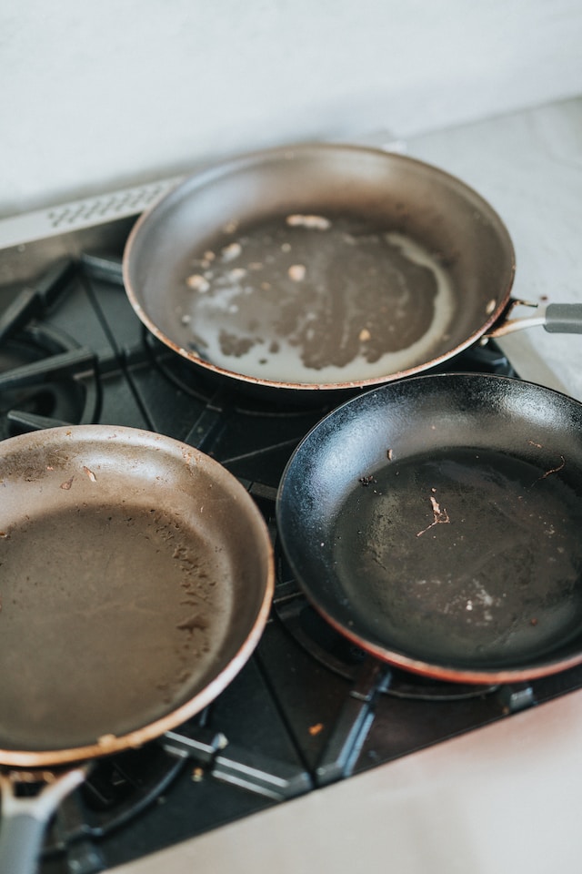 Hoe aangebrande pan schoonmaken